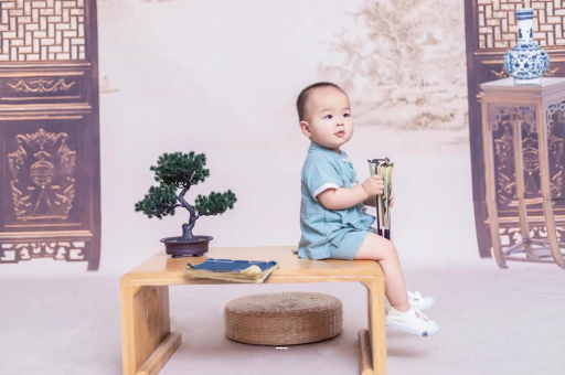 乌兰察布宝宝边吃奶边挣扎烦躁